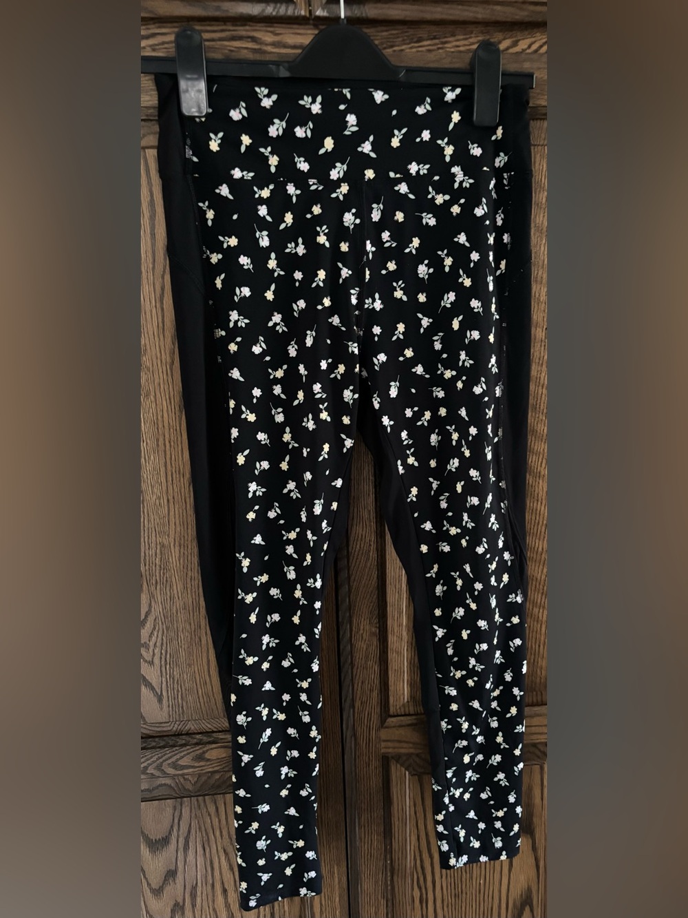 Ladies Sz M Black Floral Print Leggings